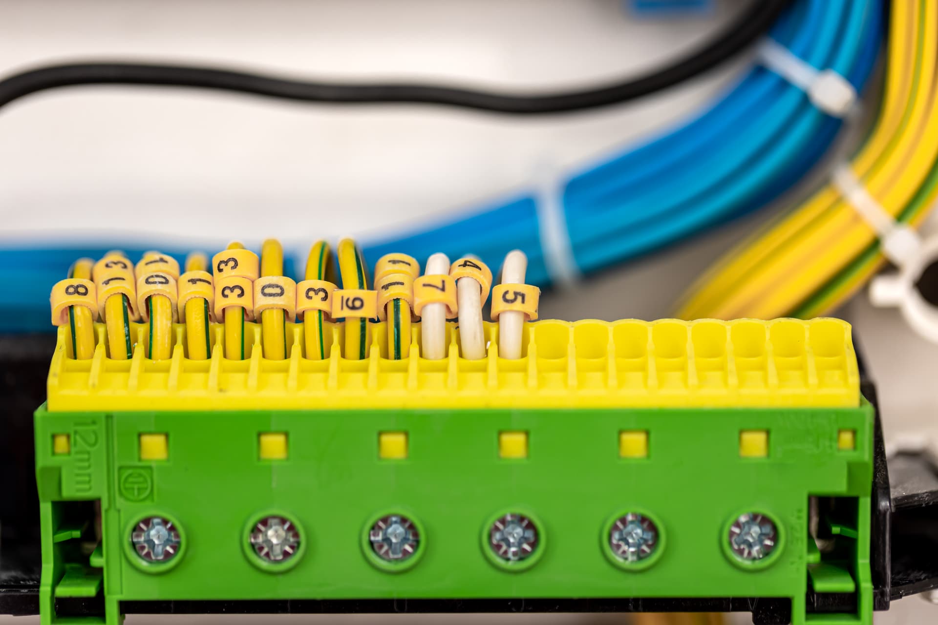 Industrial Connectors & Buses